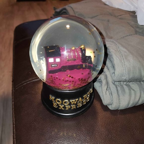 Harry Potter Hogwarts Express Snow Globe - Picture 1 of 3
